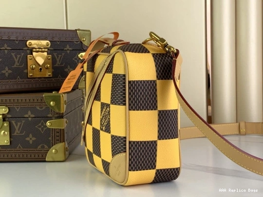 Aaa replica ru LOUIS VUITTON Chess Messenger-24*24*8CM 0715